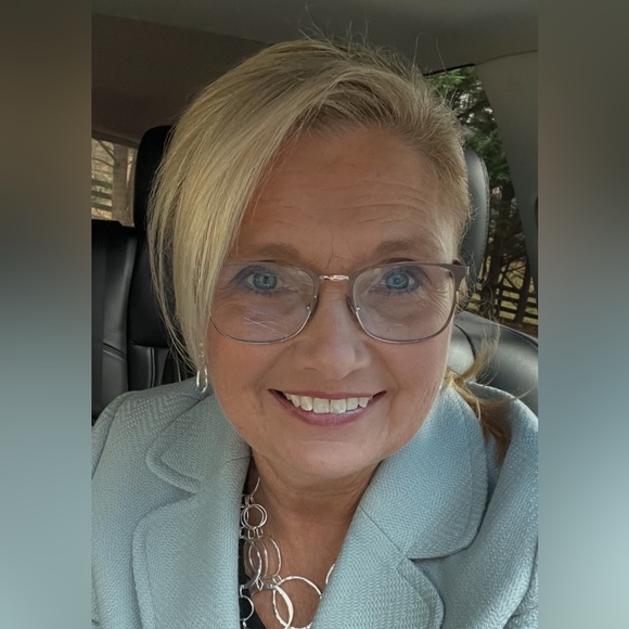 Meet your Posher, Staci - Picture 2 of 3